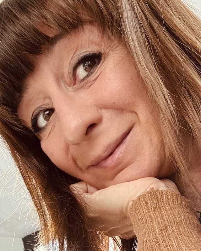 Isabelle Rivart, fondatrice d'AtypiAs : un sourire chaleureux, le visage posé sur la main, le regard franc.
