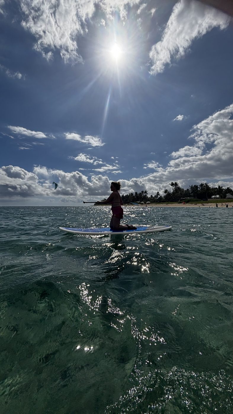 Sur un paddle, au calme, dans le lagon de La Réunion
