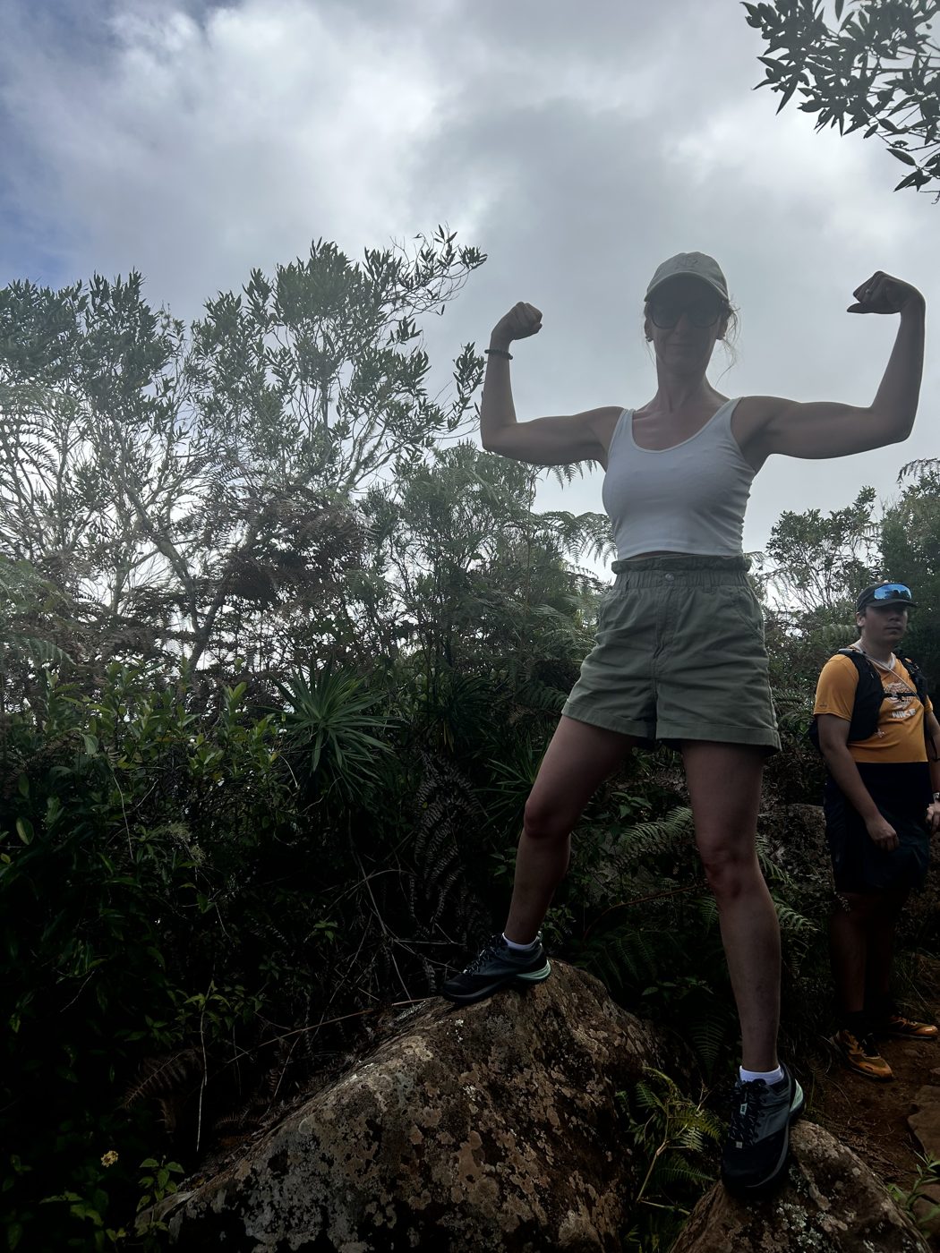 En randonnée dans la végétation des hauts de La Réunion